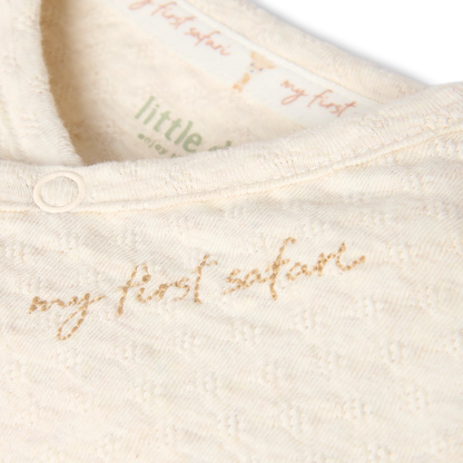 Gestickter my first safari Schriftzug am Kragen des Little Dutch Baby Wickelshirts