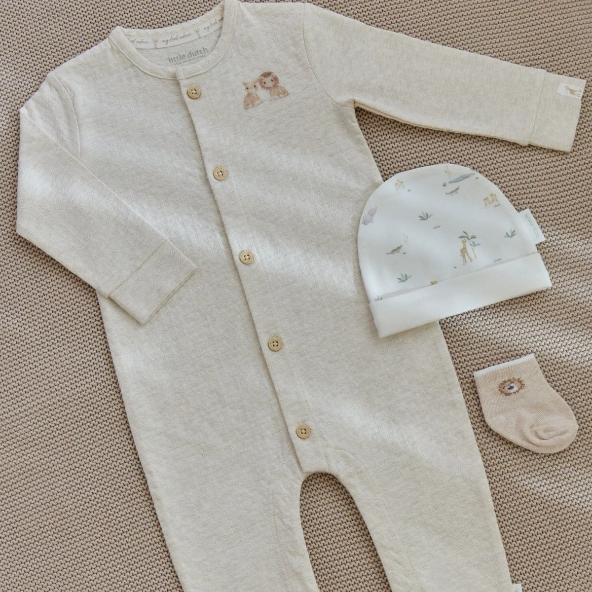 Little Dutch Baby Strampler Beige mit Löwe und Löwin Safari Friends mit Mütze uns Babysocken