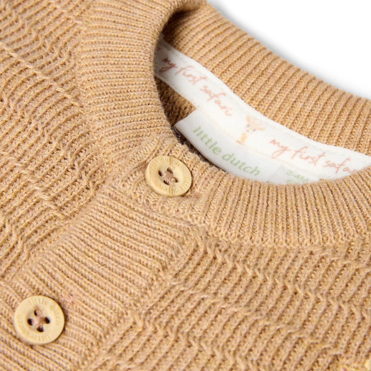 Feine Strickstruktur des braunen Baby Strickjäckchens von Little Dutch