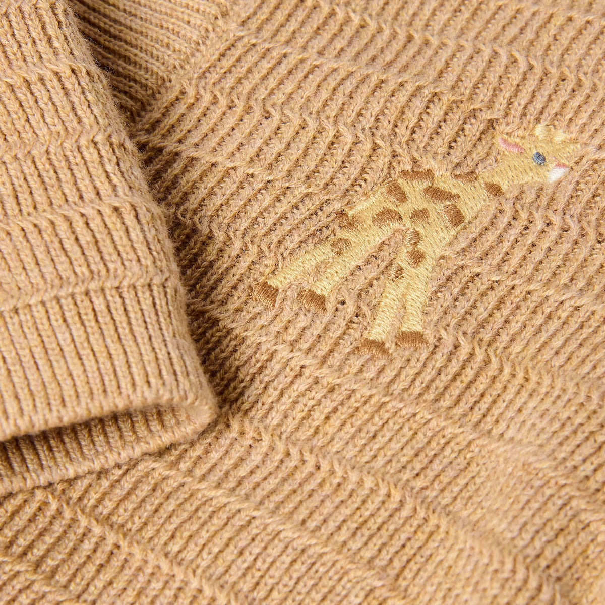 Safari-Detail auf der Brust des Little Dutch Baby Strickjäckchens in Braun