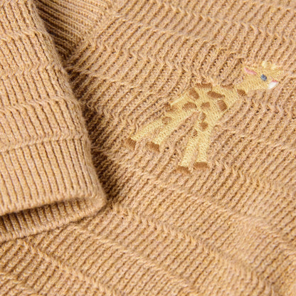 Safari-Detail auf der Brust des Little Dutch Baby Strickjäckchens in Braun