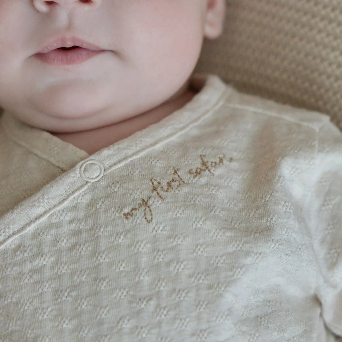 Bestickter my first safari Schriftzug am Hals des Little Dutch Baby Wickelshirts