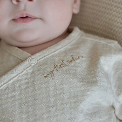 Bestickter my first safari Schriftzug am Hals des Little Dutch Baby Wickelshirts