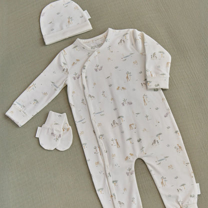 Little Dutch Wickelstrampler mit umschlagbaren Bündchen an den Ärmeln im kompletten Outfit