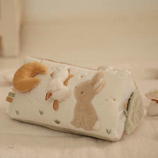 Aktivitätsdreieck Newborn Naturals Beige mit Hase und Vogel Detail der Stoff-Tiere