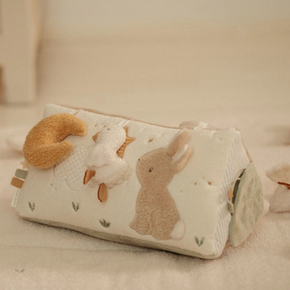 Aktivitätsdreieck Newborn Naturals Beige mit Hase und Vogel Detail der Stoff-Tiere