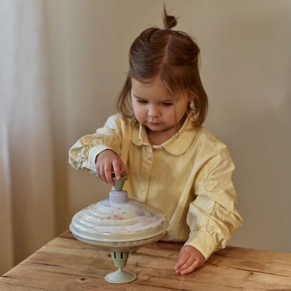 Kind spielt mit Bromtol Safaritiere Grün Little Dutch Brummkreisel