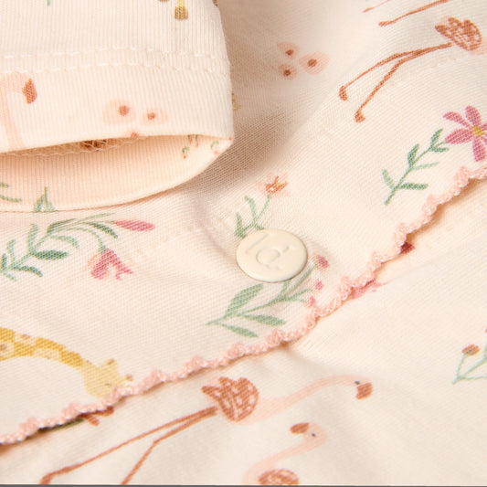 Detailansicht der Flamingos und Blumen auf dem Baby Pyjama Blooming Safari
