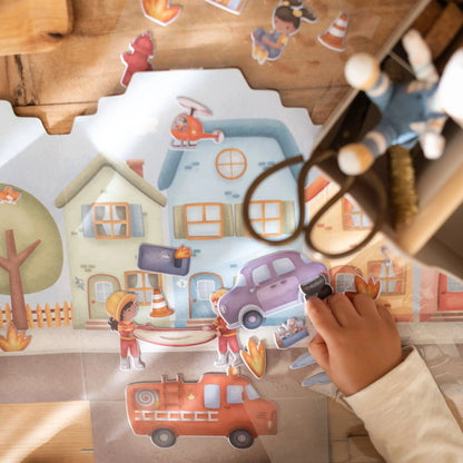 Little Dutch Essentials wiederverwendbare Feuerwehrsticker auf der Spielkulisse