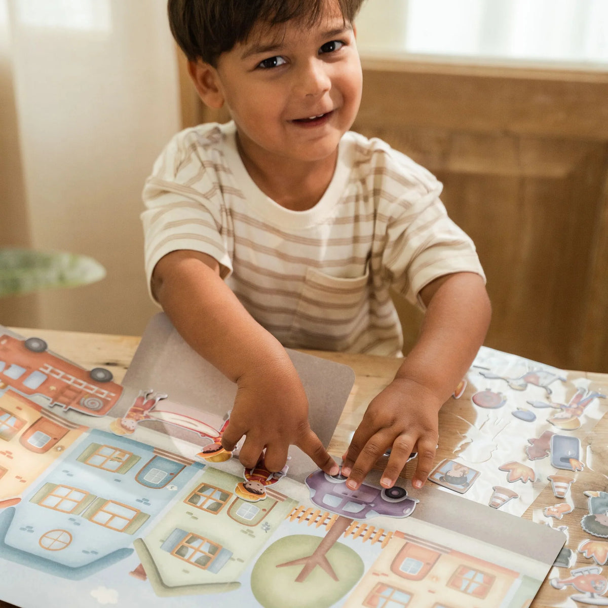 Kind gestaltet eine Spielszene mit wiederverwendbaren Little Dutch Feuerwehrstickern
