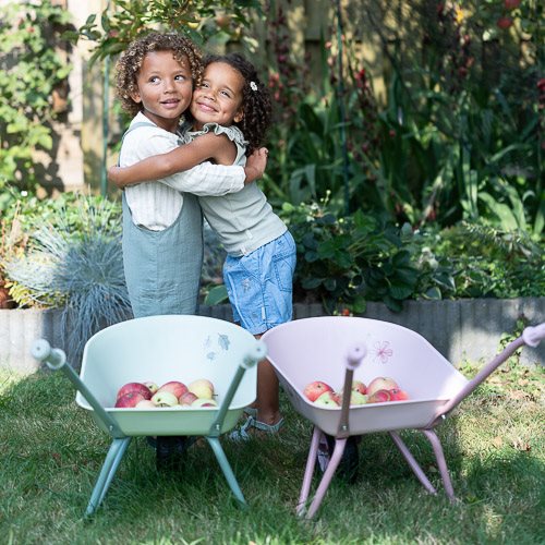Little Dutch Garten Schubkarre für Kinder grün - Forest Friends – Anwendung