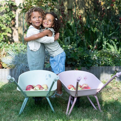 Little Dutch Garten Schubkarre für Kinder grün - Forest Friends – Anwendung