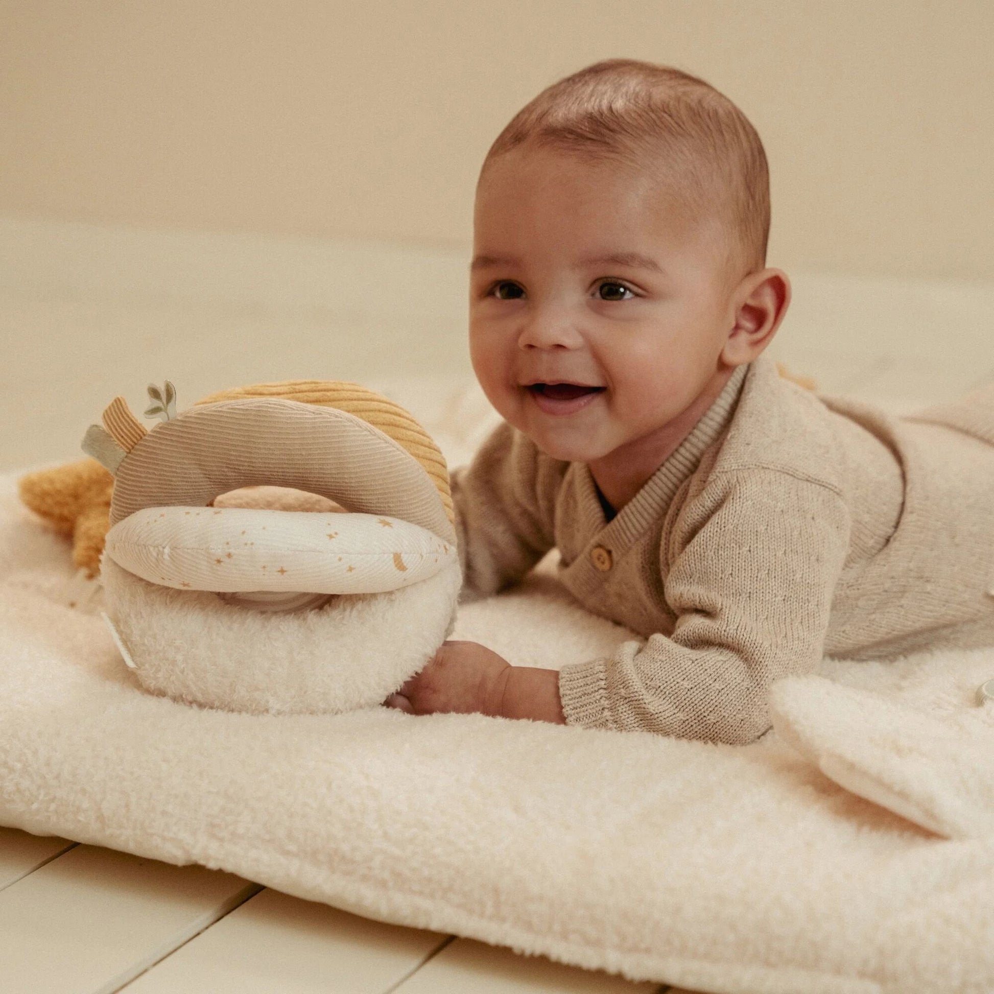 Little Dutch Greifball beige 16 cm Newborn Naturals GRS – Detailansicht