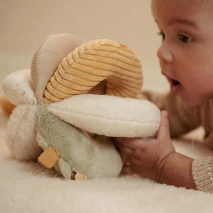 Little Dutch Greifball beige 16 cm Newborn Naturals GRS – Lifestyle