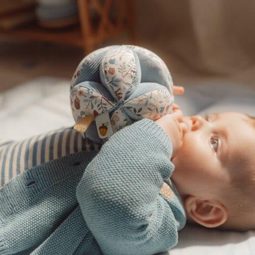 Little Dutch Greifball blau -  Forest Friends - Stoffball mit Rassel – Aufbau