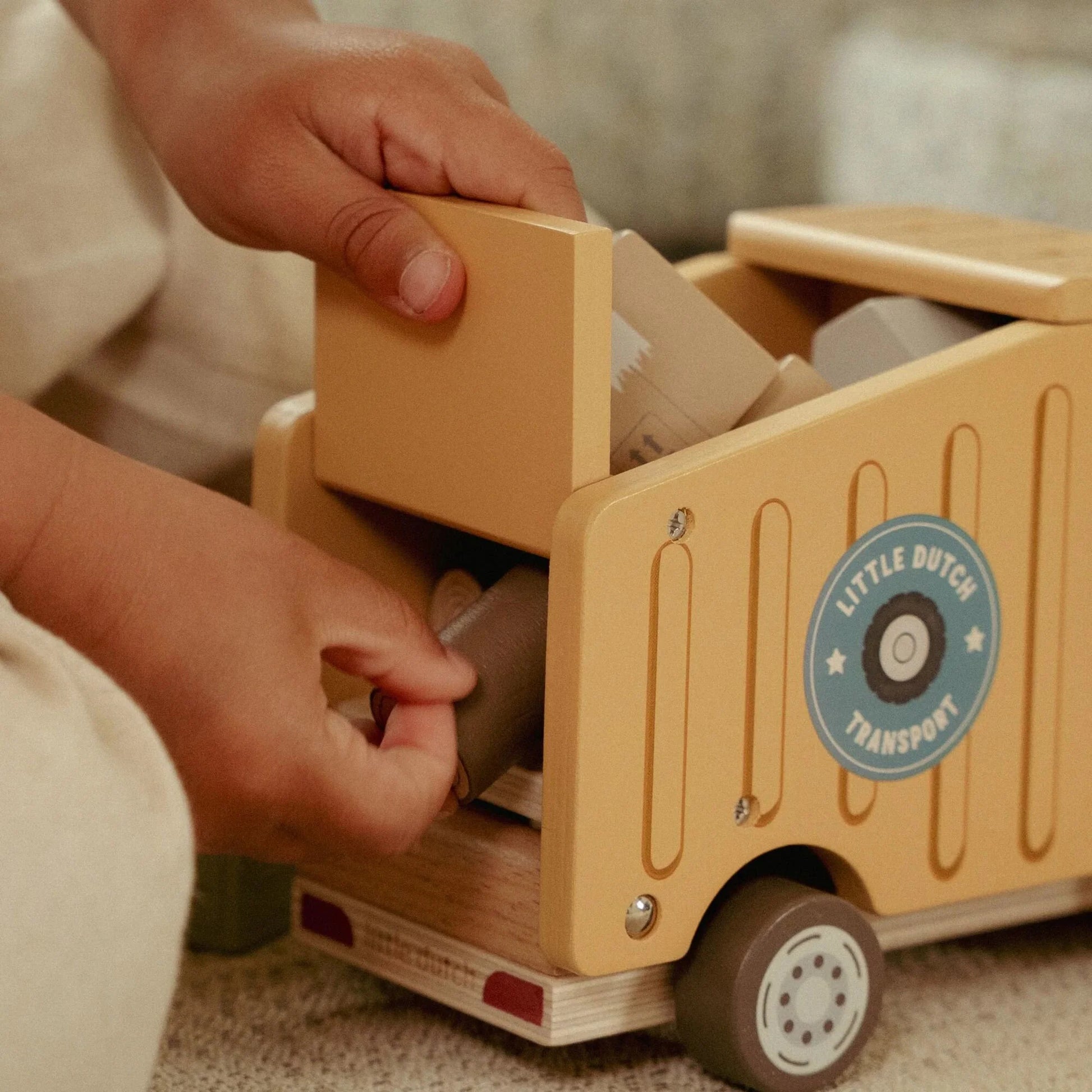 Little Dutch Holz-Kipplaster – Müllwagen mit Steckfiguren - LD2535