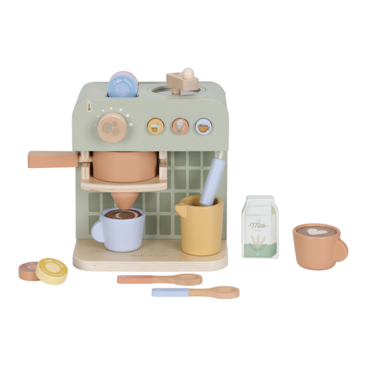 Grüne Little Dutch Kaffeemaschine mit hellblauer Tasse unter dem Auslauf, Milchtüte und weiterem Spielzubehör.