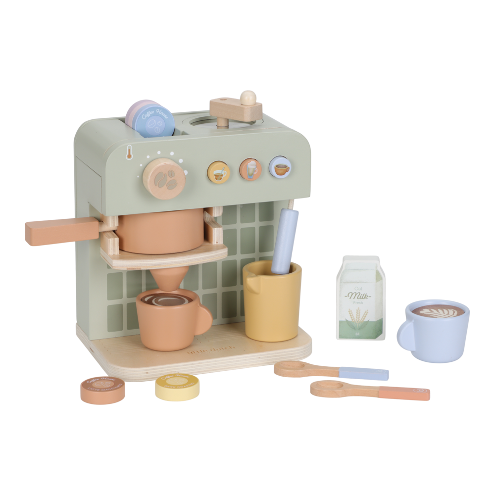 Grüne Little Dutch Kaffeemaschine in schräger Vorderansicht mit orangefarbener Tasse unter dem Auslauf, gelber Milchkanne und weiterem Spielzubehör.
