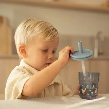 mepal Kinder Trinkglas blau Mio 250ml mit Trinkhalm Mepal - Forest Friends von der Seite