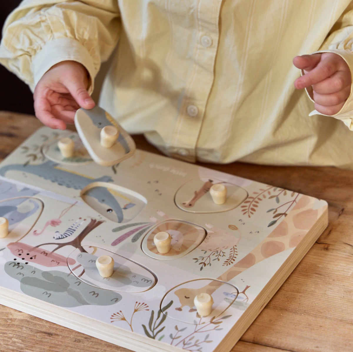 Detailansicht des Little Dutch Klangpuzzles aus Holz in Grün