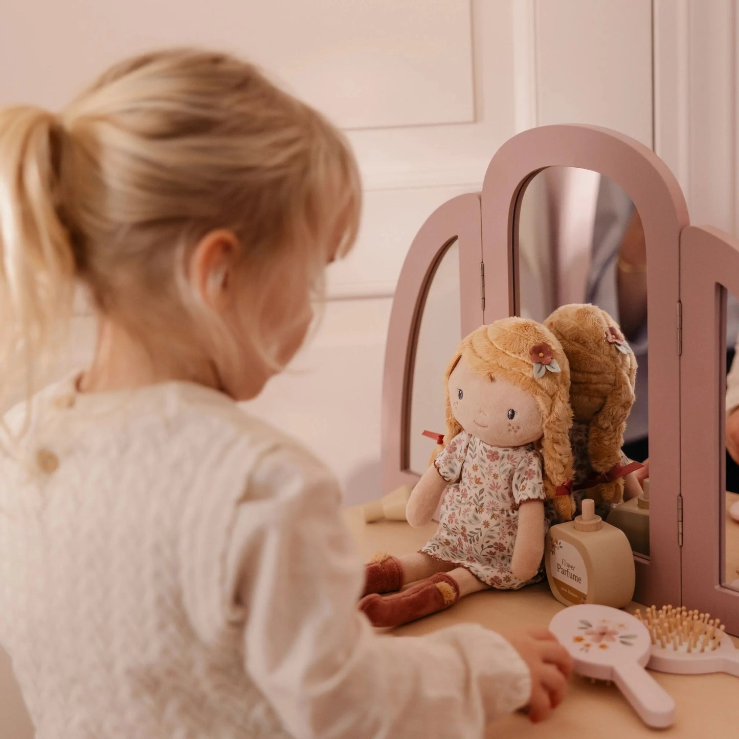 einfachschoen.com präsentiert die Kuschelpuppe Julia von Little Dutch in Rosa mit Blumenkleid - LD4668