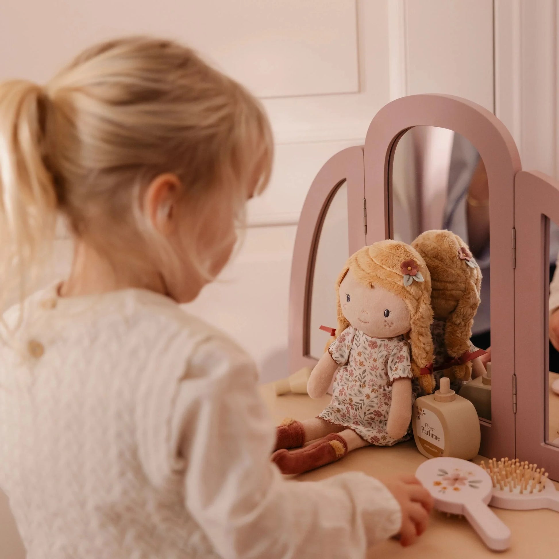 einfachschoen.com präsentiert die Kuschelpuppe Julia von Little Dutch in Rosa mit Blumenkleid - LD4668