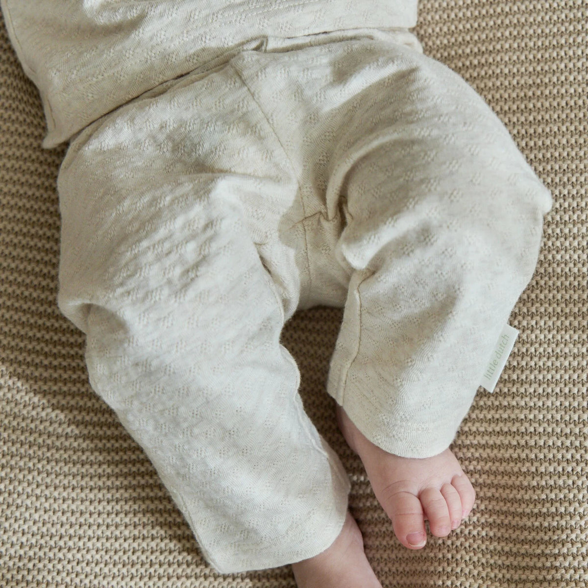 Beige Little Dutch Babyleggings kombiniert mit einem passenden Babyoberteil.
