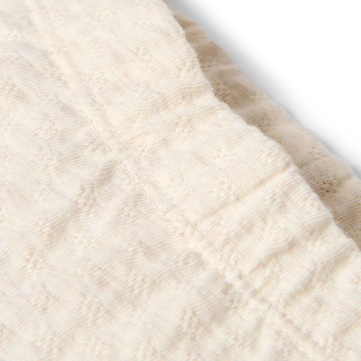 Detailansicht der dezenten Stoffstruktur der Little Dutch Leggings in Beige