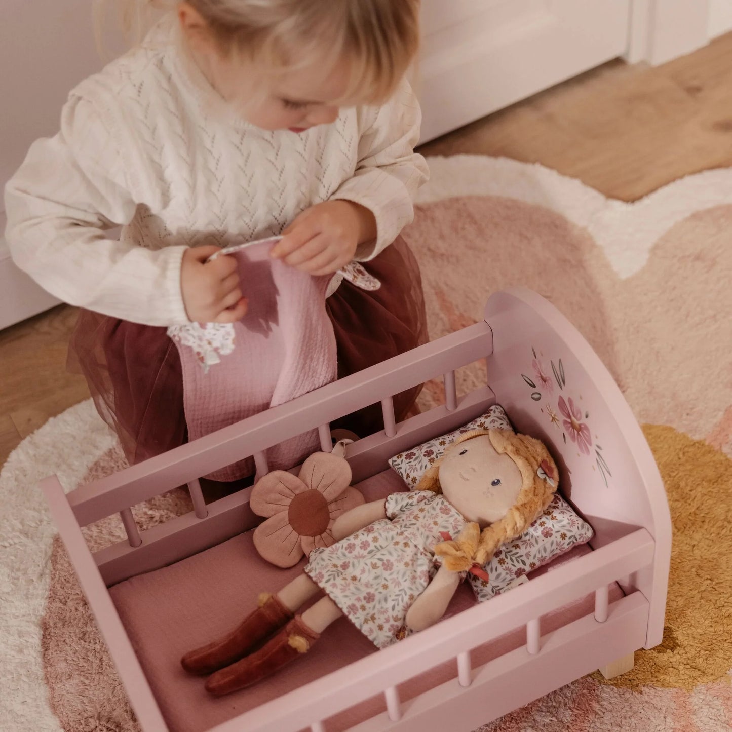 Entdecke das Puppenbett zur Kuschelpuppe Julia von Little Dutch in Rosa mit Blumenkleid - LD4668