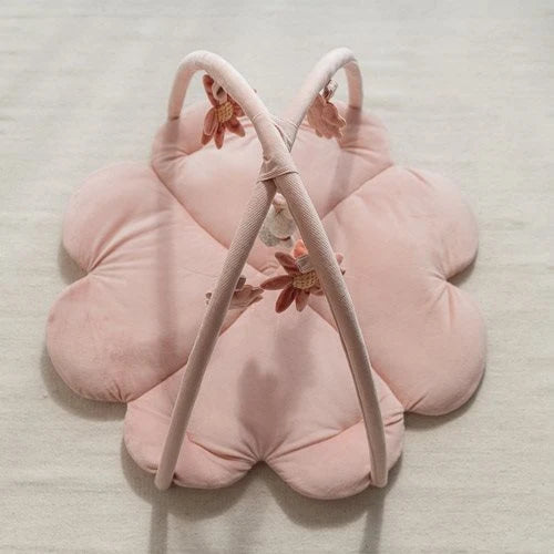 Rosa Miffy Spieldecke Lucky Blossom mit gekreuzten Spielbögen, schräg von oben betrachtet.