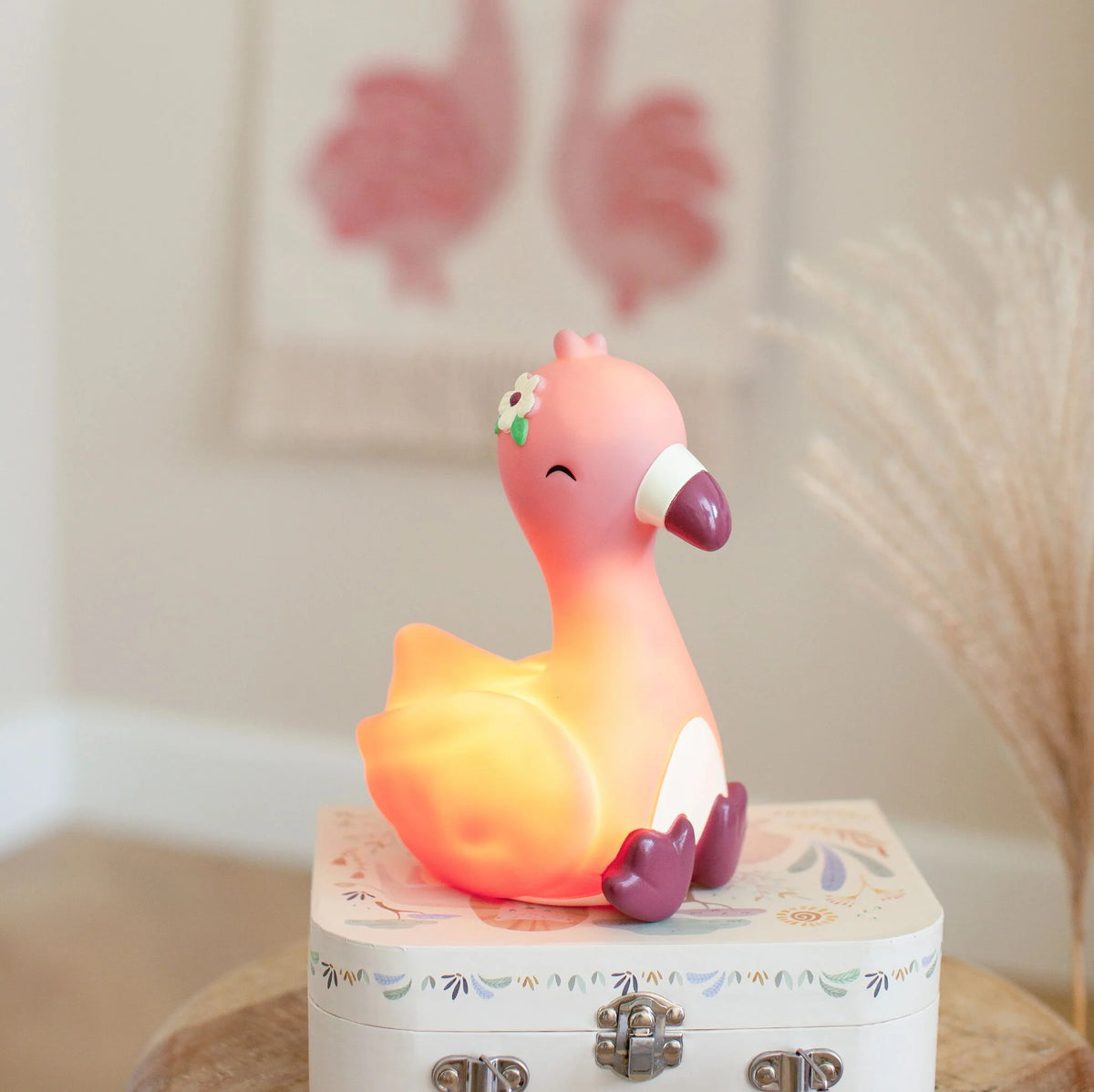 Eingeschaltetes Little Dutch Flamingo Nachtlicht in Rosa mit warmem Licht auf einem Safari Kinderkoffer
