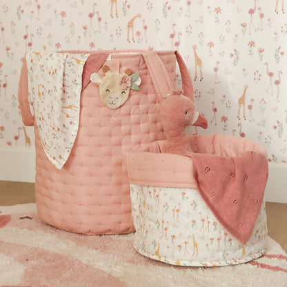 Little Dutch Pucktuch Blooming Safari im Kinderzimmer mit Aufbewahrungskorb und Kuscheltier