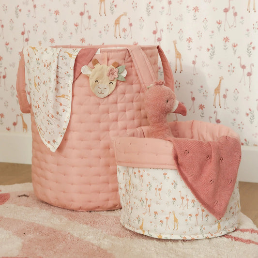 Little Dutch Pucktuch Blooming Safari im Kinderzimmer mit Aufbewahrungskorb und Kuscheltier