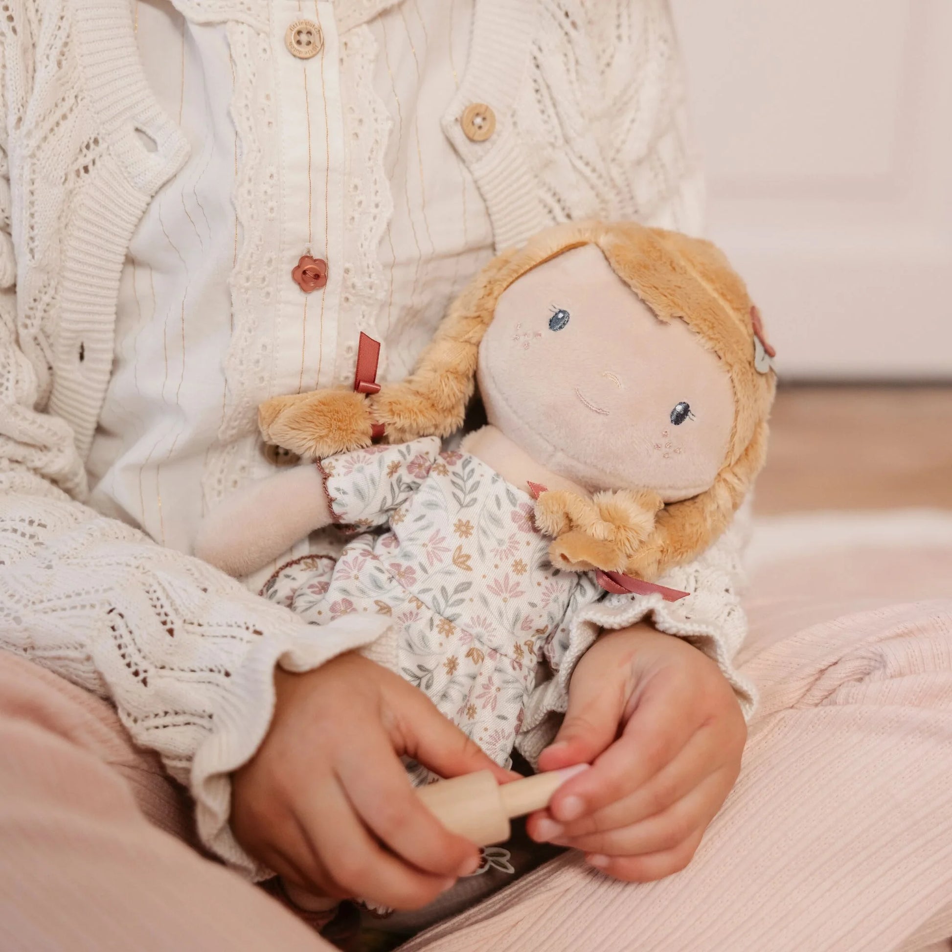 Die Kuschelpuppe Julia von Little Dutch in Rosa mit Blumenkleid - LD4668 online bestellen