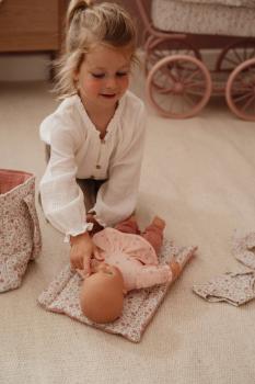 Baby-Puppe Lily + Puppenwickeltasche „Soft Flowers“ Bundle
