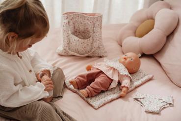 Baby-Puppe Lily + Puppenwickeltasche „Soft Flowers“ Bundle