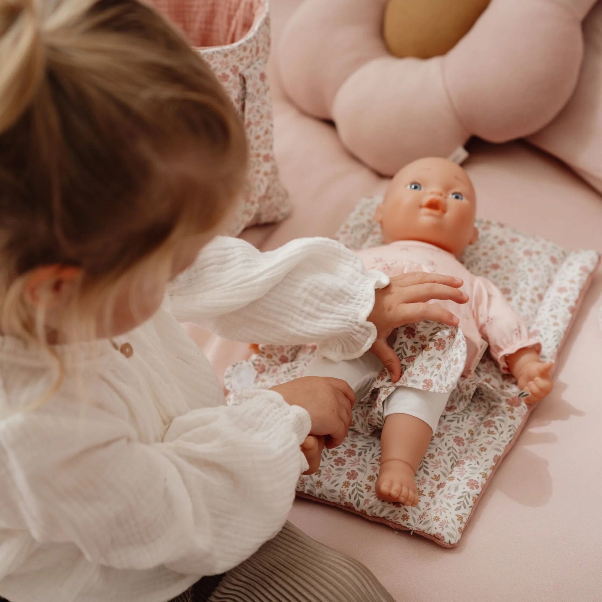 Little Dutch Puppenwickeltasche Soft Flowers – Detailansicht