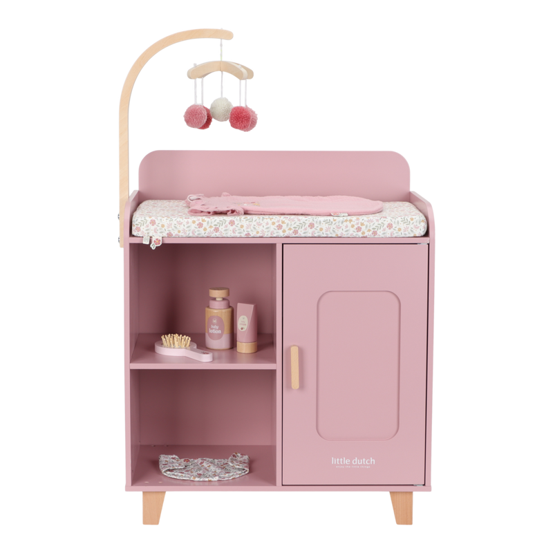 Little Dutch Puppenwickeltisch in Rosa mit Mobile, Soft Flowers Wickelkissen und Pflegezubehör in der Frontansicht.