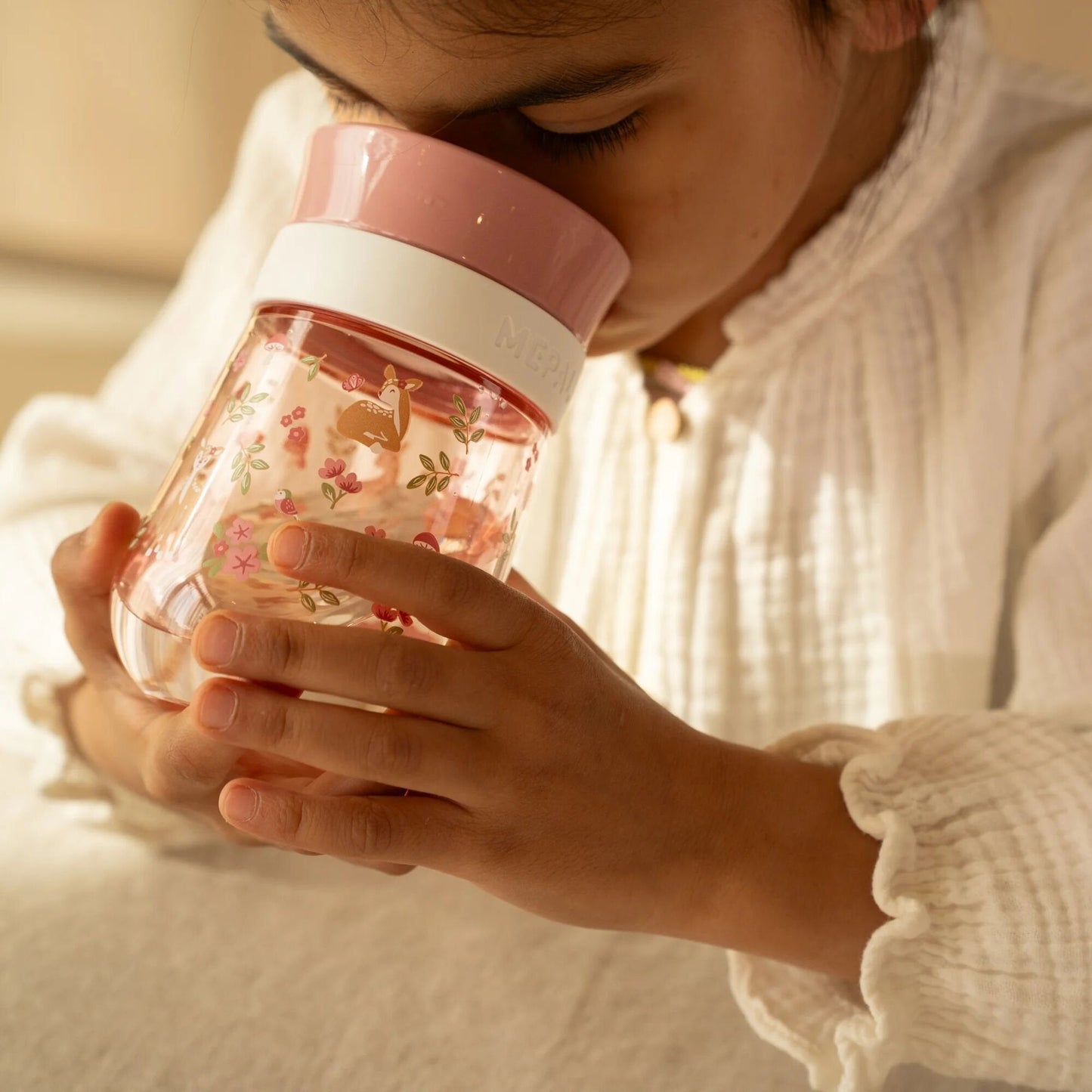 Little Dutch rosa 360° Trinkbecher Mepal Mio 300 ml - Fairy Garden – Lifestyle