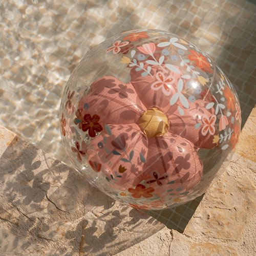 Little Dutch rosa 3D Strandball Blume Pink Flowers – Lifestyle