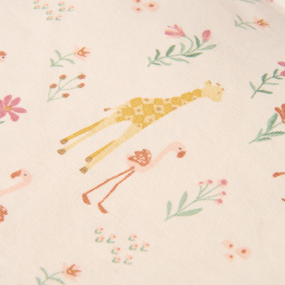 Details Print auf dem Unterteil des Little Dutch Schlafanzuges Blooming Safari