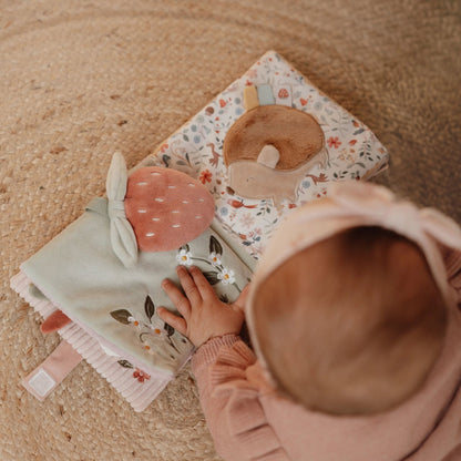 Little Dutch rosa Stoffbuch mit Aktivitäten Fairy Garden – Anwendung