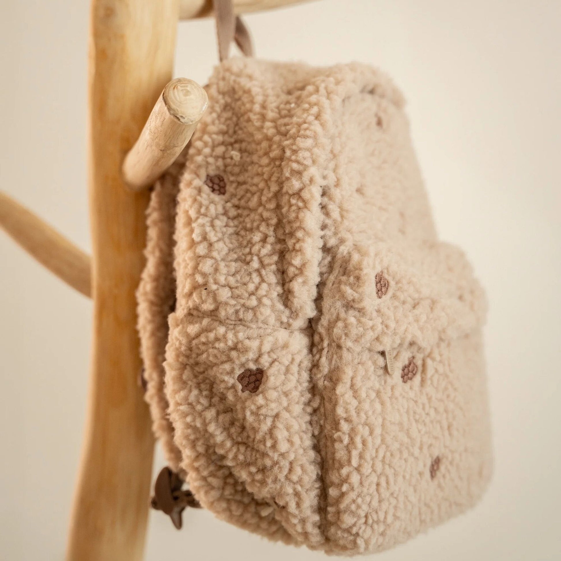 Little Dutch Rucksack Teddy mit Zapfen Taupe – Detailansicht