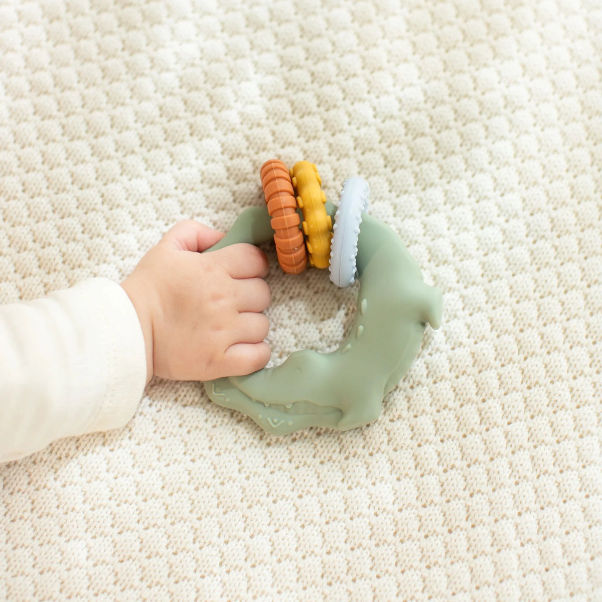 Grüner Little Dutch Beißring Krokodil für kleine Babyhände