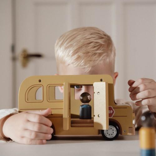 Little Dutch Schulbus Holz mit Spielfiguren – Anwendung