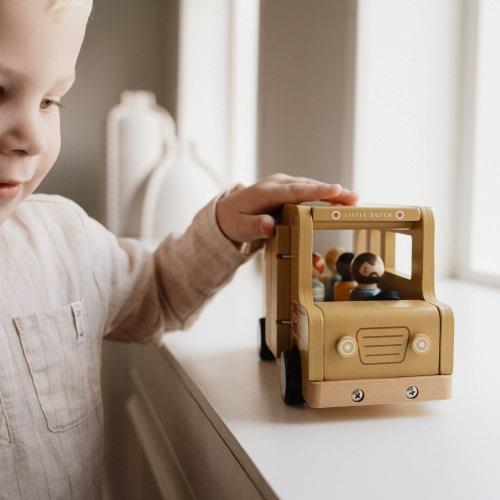 Little Dutch Schulbus Holz mit Spielfiguren – Detailansicht