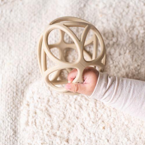 Little Dutch sensorischer Greifball Beige – Anwendung