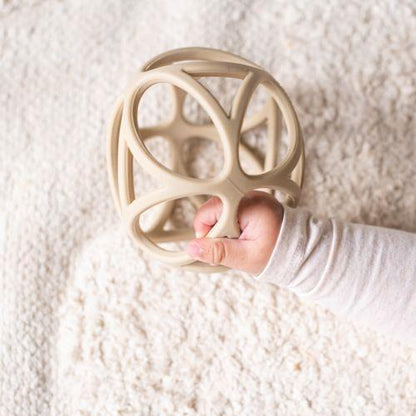 Little Dutch sensorischer Greifball Beige – Anwendung