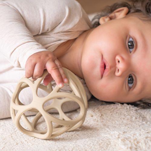 Little Dutch sensorischer Greifball Beige – Detailansicht