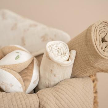 Little Dutch Musselintuch Swaddle 120 x 120 Beige Little Dutch von der Seite
